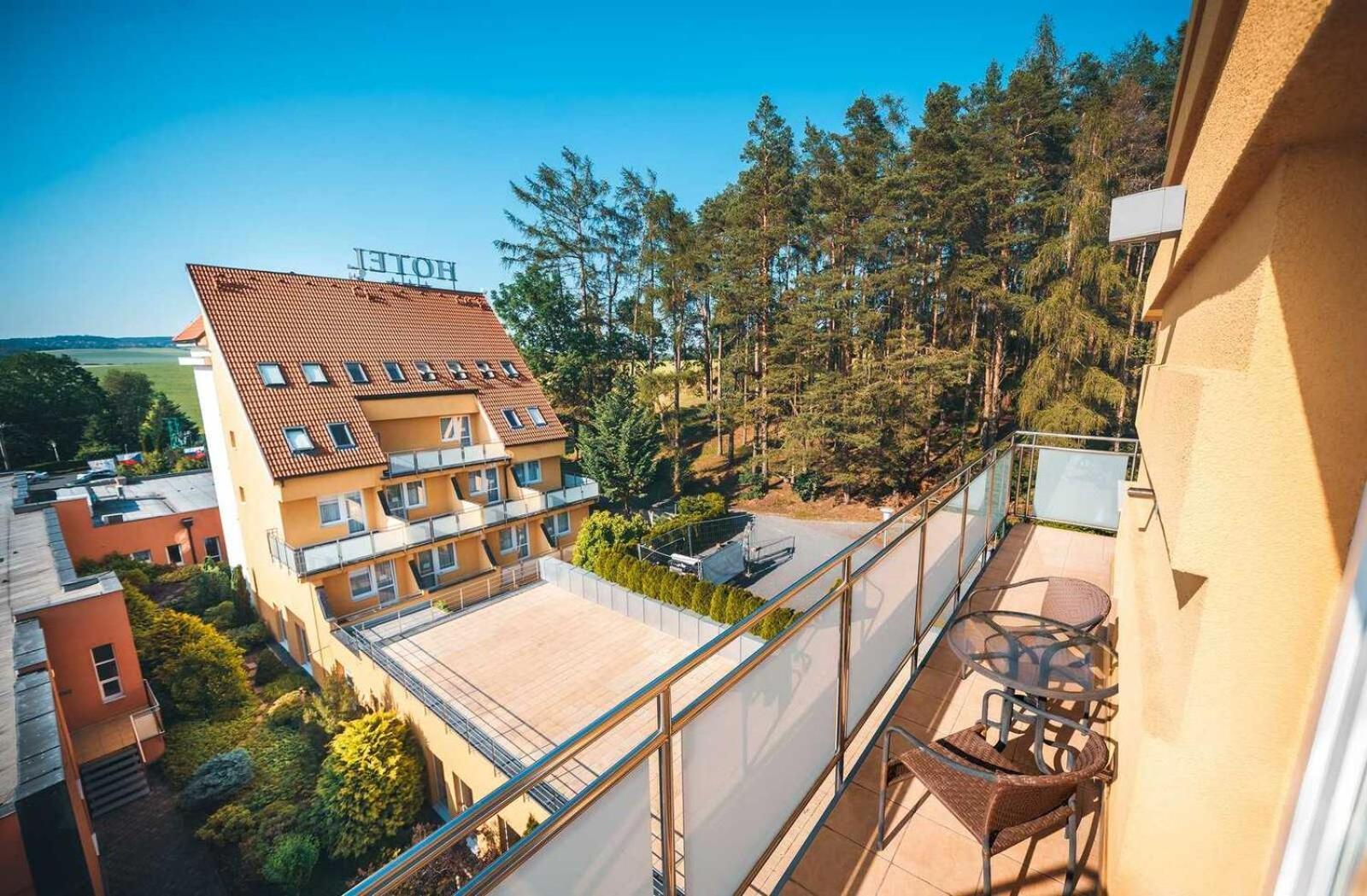 Hotel Akademie Chocerady Esterno foto
